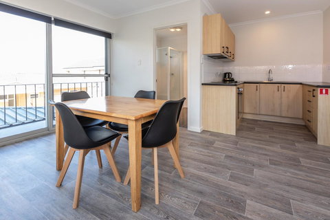 Bay 10 - Suites And Apartments - Accommodation Rockhampton 10