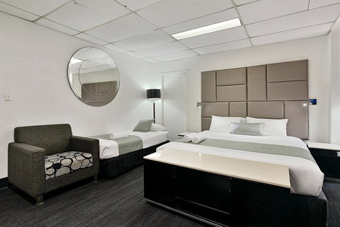 Cosmo On Bank - Accommodation Rockhampton 4