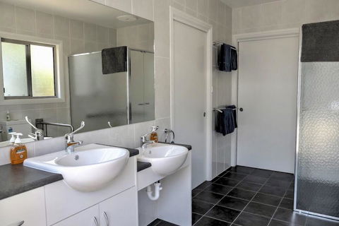 Emu Bay Holiday Homes - Accommodation Rockhampton 14
