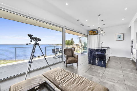 Aloha Waterfront Properties - Accommodation Rockhampton 8