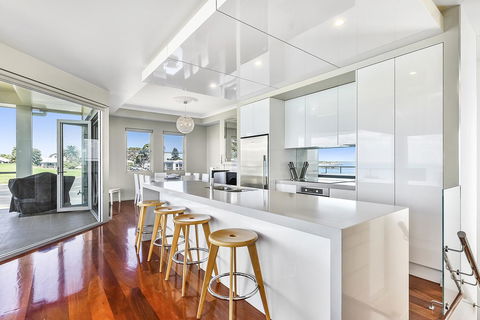 Aloha Waterfront Properties - Accommodation Rockhampton 7