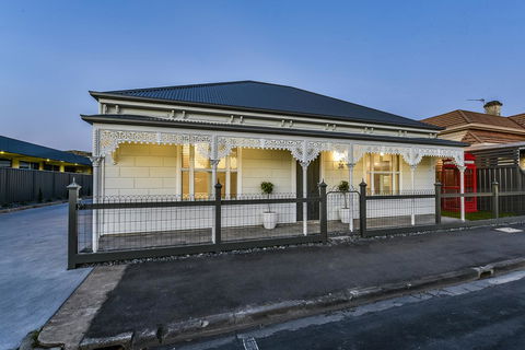 Aloha Central Luxury Apartments - Accommodation Rockhampton 12