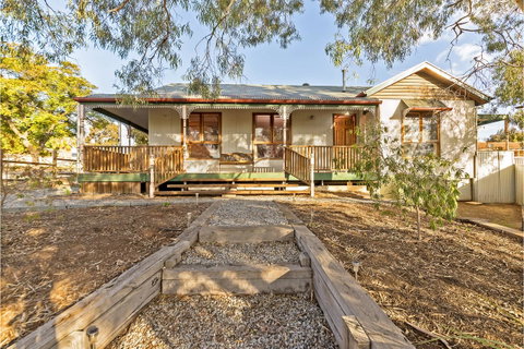 Rustic On 13th - Accommodation Rockhampton 0