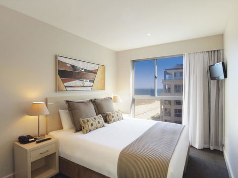 Oaks Glenelg Plaza Pier Suites - Accommodation Rockhampton 2