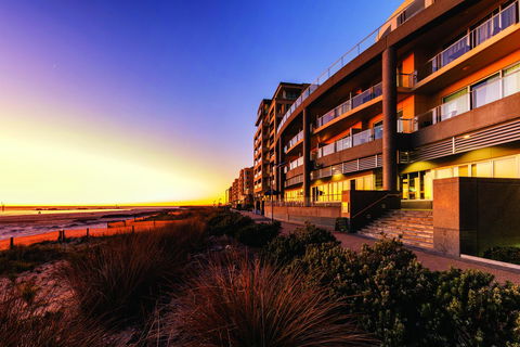 Oaks Glenelg Plaza Pier Suites - Accommodation Rockhampton 0