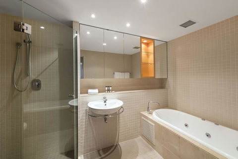 Oaks Glenelg Plaza Pier Suites - Accommodation Rockhampton 3