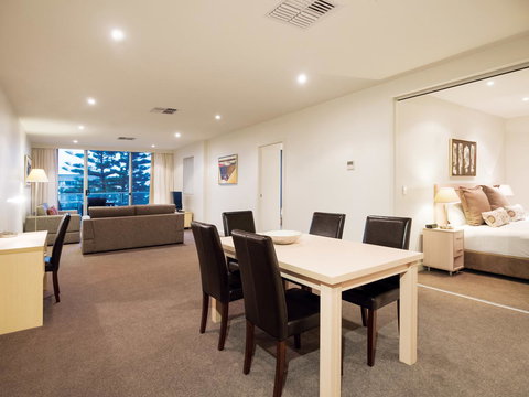 Oaks Glenelg Liberty Suites - Accommodation Rockhampton 24