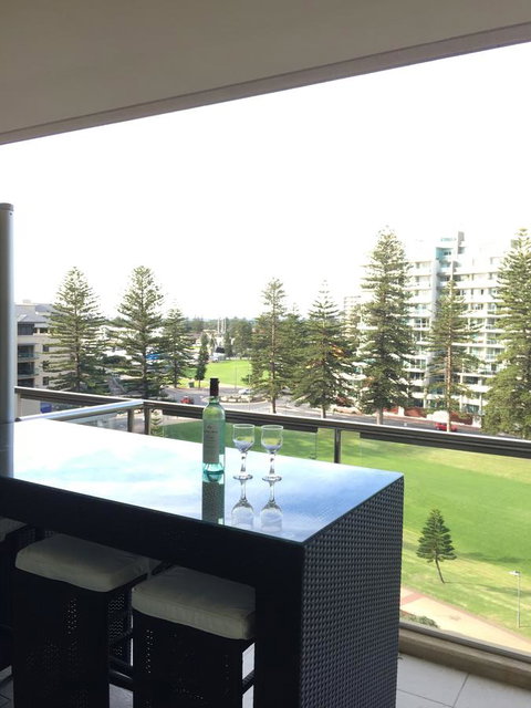 Beachside Luxury Getaway In Glenelg - Accommodation Rockhampton 0