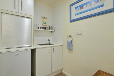 Wintergarden Beach Cabin - Accommodation Rockhampton 8