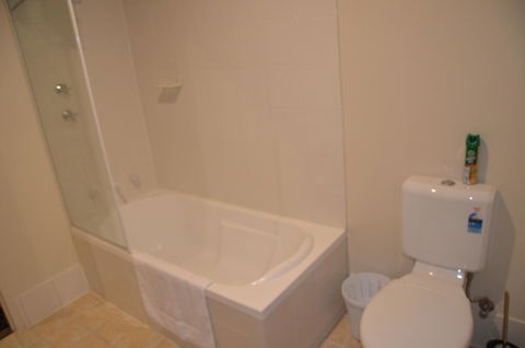Adelaide City Apartment - 3br, 2bath & Carpark - Accommodation Rockhampton 16