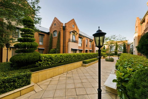 Majestic Old Lion Apartments - Accommodation Rockhampton 0