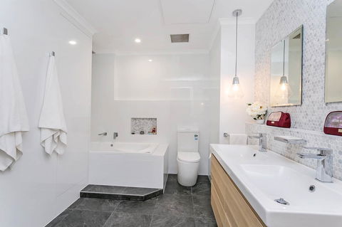 Heart Of Glenelg BnB - Accommodation Rockhampton 2