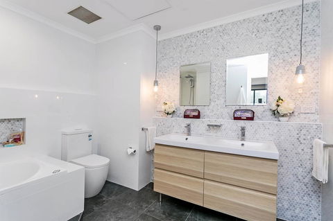 Heart Of Glenelg BnB - Accommodation Rockhampton 3