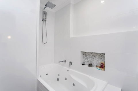 Heart Of Glenelg BnB - Accommodation Rockhampton 4