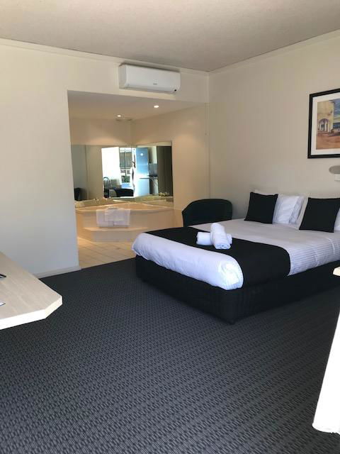 Bay Motel Hotel - Accommodation Rockhampton 2
