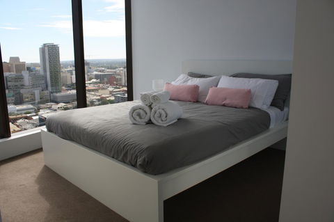 Modern CBD Apartment With Panoramic View - Accommodation Rockhampton 2