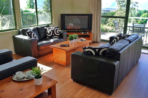 SkyView Villa - Accommodation Rockhampton 4