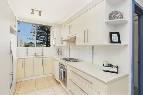 The Dolphins Beachfront Apartments - Accommodation Rockhampton 12