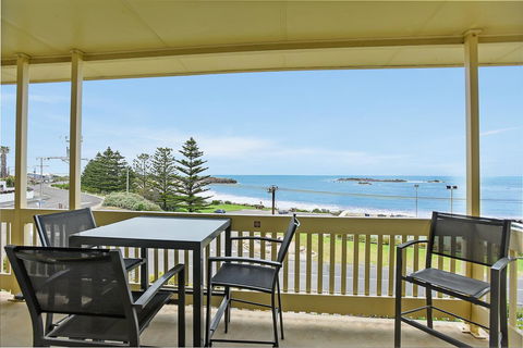 The Dolphins Beachfront Apartments - Accommodation Rockhampton 9