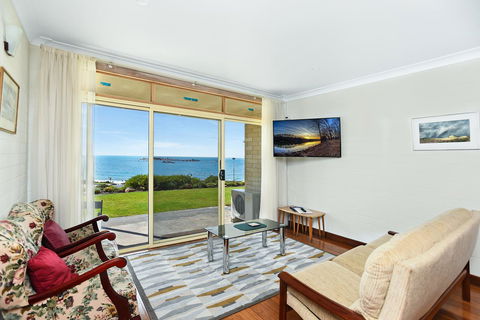 The Dolphins Beachfront Apartments - Accommodation Rockhampton 7