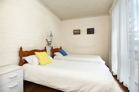 The Dolphins Beachfront Apartments - Accommodation Rockhampton 8