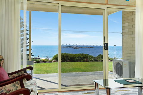 The Dolphins Beachfront Apartments - Accommodation Rockhampton 6