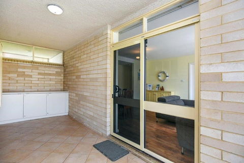 The Dolphins Beachfront Apartments - Accommodation Rockhampton 3