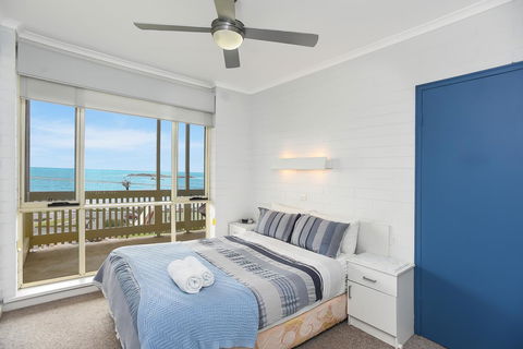 The Dolphins Beachfront Apartments - Accommodation Rockhampton 14