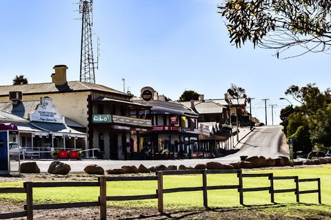 Commercial Hotel Morgan - Accommodation Rockhampton 1