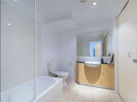 Spacious 4 BR And 2 Bathrooms City Apartment - Accommodation Rockhampton 8