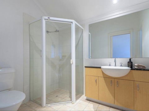 Spacious 4 BR And 2 Bathrooms City Apartment - Accommodation Rockhampton 9