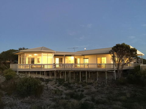 White Sands Holiday Retreat - Accommodation Rockhampton 0