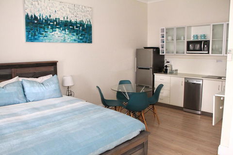 Smugglers Inn Studio Apartments - Accommodation Rockhampton 4