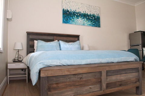 Smugglers Inn Studio Apartments - Accommodation Rockhampton 0