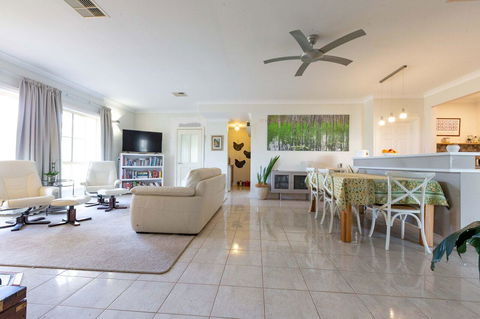 Angaston House - Accommodation Rockhampton 1