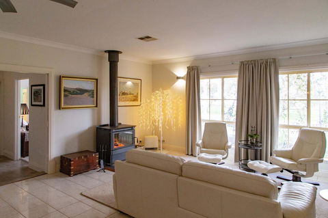 Angaston House - Accommodation Rockhampton 5
