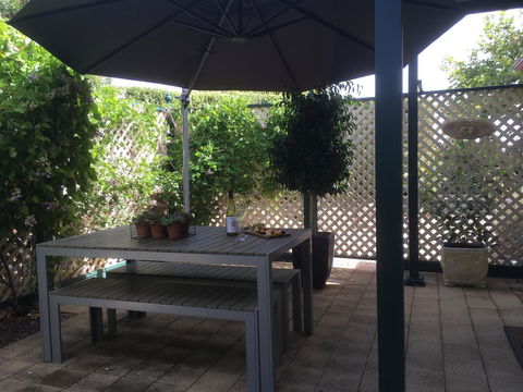 Wine And Roses Bed And Breakfast - Accommodation Rockhampton 3