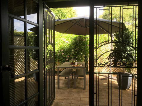 Wine And Roses Bed And Breakfast - Accommodation Rockhampton 4