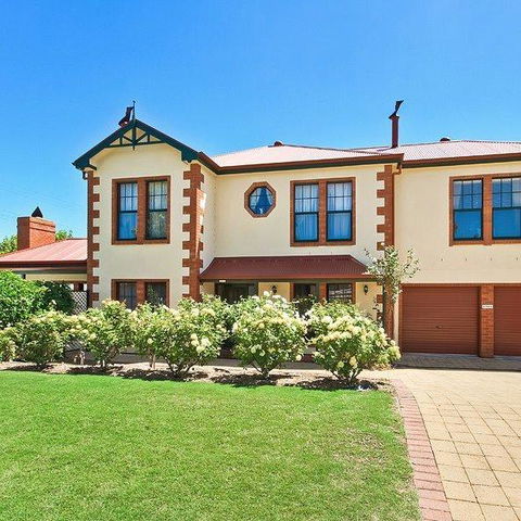 Wine And Roses Bed And Breakfast - Accommodation Rockhampton 0