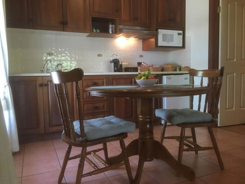 Wine And Roses Bed And Breakfast - Accommodation Rockhampton 2
