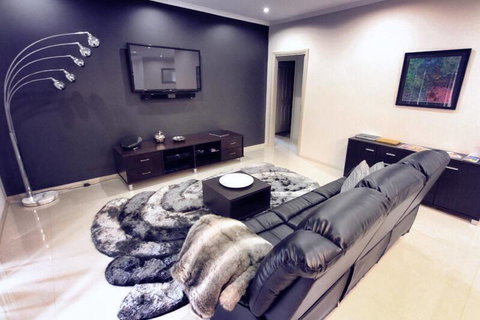Casavino Luxury Villa - Accommodation Rockhampton 0