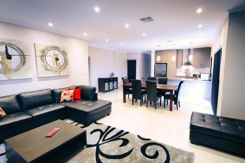 Casavino Luxury Villa - Accommodation Rockhampton 3