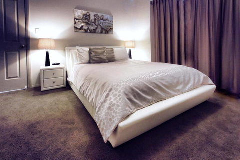 Casavino Luxury Villa - Accommodation Rockhampton 5