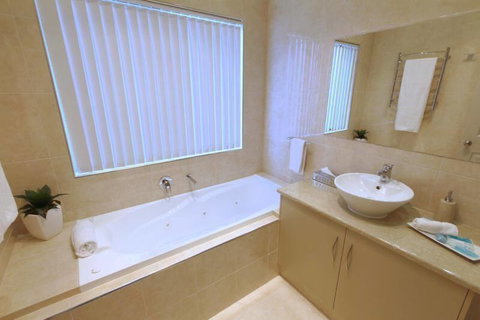 Casavino Luxury Villa - Accommodation Rockhampton 26
