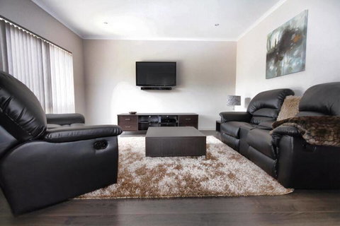 Casavino Luxury Villa - Accommodation Rockhampton 18