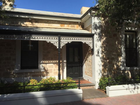 8 Osborne - Accommodation Rockhampton 0