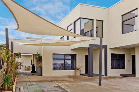 Atlantic West Beach Apartments - Accommodation Rockhampton 0