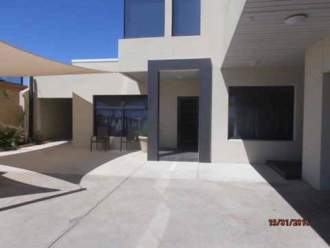 Atlantic West Beach Apartments - Accommodation Rockhampton 2