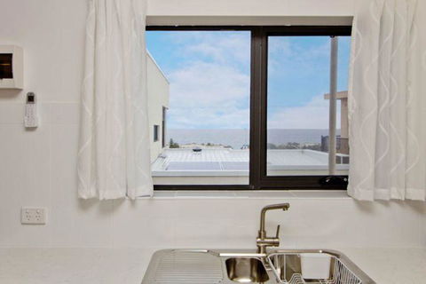 Atlantic West Beach Apartments - Accommodation Rockhampton 12