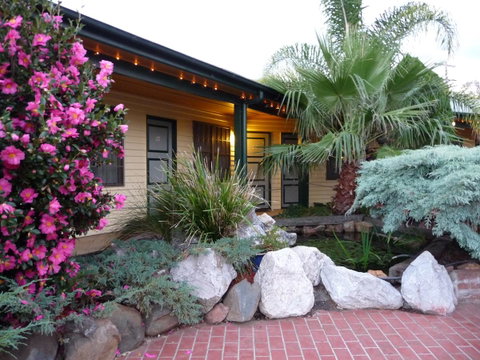 Ten Dollar Town Motel - Accommodation Rockhampton 3